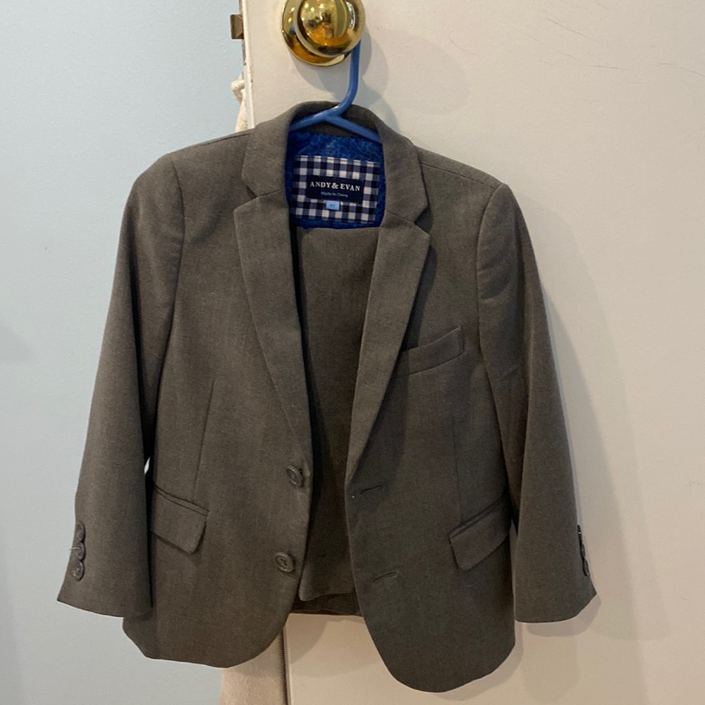 Size 4T grey Andy & Evan suit.